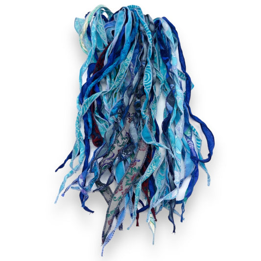 Blaue Seidenbänder